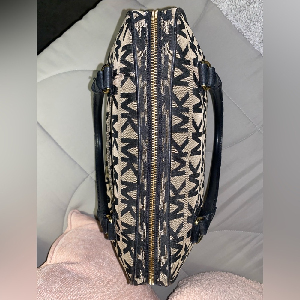 Authentic Michael Kors Satchel - Picture 4 of 16